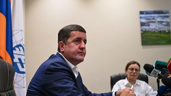 Временно исполняющий обязанности генерального директора ЗАО Электросети Армении Давид Казинян во время пресс-конференции (30 июня 2025). Еревaн - Sputnik Армения