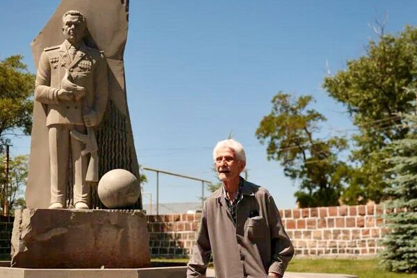 Экскурсия 99-летнего ветерана ВОВ Михаила Саакяна по 102-ой российской военной базе в Гюмри Экскурсия 99-летнего ветерана ВОВ Михаила Саакяна по 102-ой российской военной базе в Гюмри - Sputnik Армения