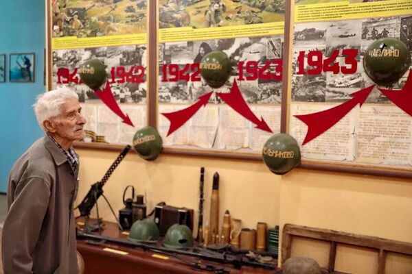 Экскурсия 99-летнего ветерана ВОВ Михаила Саакяна по 102-ой российской военной базе в Гюмри Экскурсия 99-летнего ветерана ВОВ Михаила Саакяна по 102-ой российской военной базе в Гюмри - Sputnik Армения