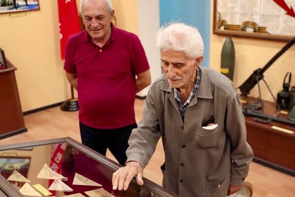 Экскурсия 99-летнего ветерана ВОВ Михаила Саакяна по 102-ой российской военной базе в Гюмри Экскурсия 99-летнего ветерана ВОВ Михаила Саакяна по 102-ой российской военной базе в Гюмри - Sputnik Армения