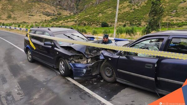 Дорожно-транспортное происшествие на дороге Арзакан-Бжни (30 июня 2025). Котайк - Sputnik Армения