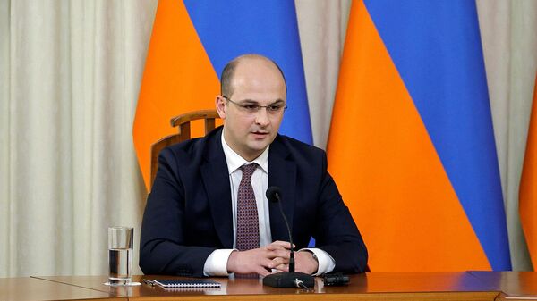 Премьер-министр Никол Пашинян представил сотрудникам Службы национальной безопасности нового директора (30 июня 2025). Еревaн - Sputnik Армения