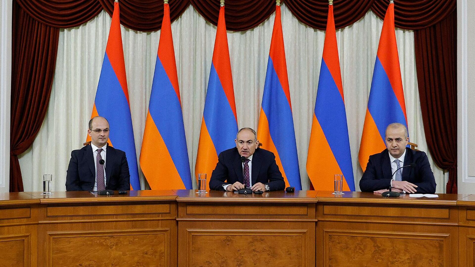 Անդրանիկ Սիմոնյանը, Նիկոլ Փաշինյանն ու Արմեն Աբազյանը Անդրանիկ Սիմոնյանը, Նիկոլ Փաշինյանն ու Արմեն Աբազյանը - Sputnik Արմենիա, 1920, 30.06.2025