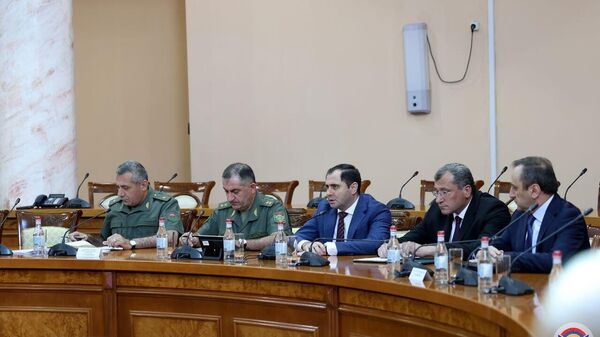 В административном комплексе Министерства обороны состоялась встреча министра обороны Сурена Папикяна с военными атташе Республики Армения, аккредитованными за рубежом (1 июля 2025). Еревaн - Sputnik Армения