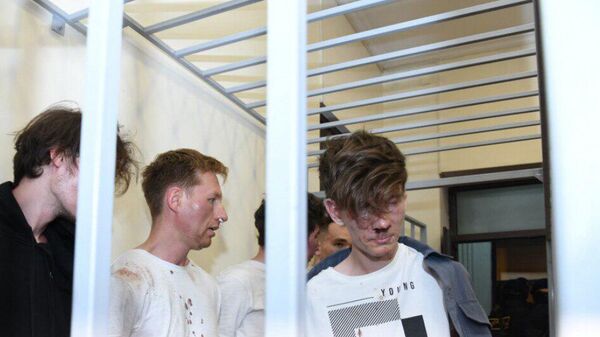 Задержанные в Азербайджане россияне в зале суда (1 июля 2025). Баку - Sputnik Армения