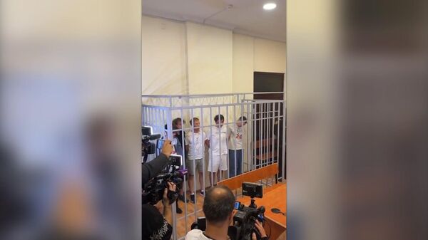 Задержанные в Баку россияне в зале суда - Sputnik Армения