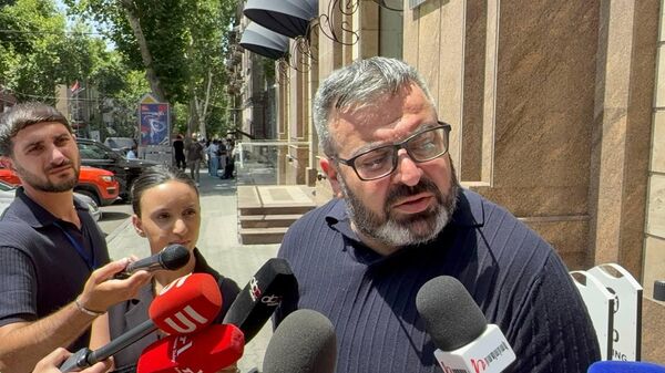 Депутат Гарник Даниелян отвечает на вопросы журналистов у Головного офиса Группы компаний Ташир (2 июля 2025). Еревaн - Sputnik Армения