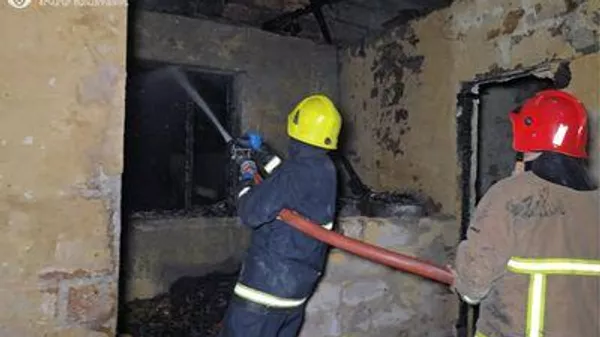 Пожарные на месте пожара в одном из домов на 2-м этаже улицы Амараноцаин в районе Ахтанак (3 июля 2025). Ереван - Sputnik Армения