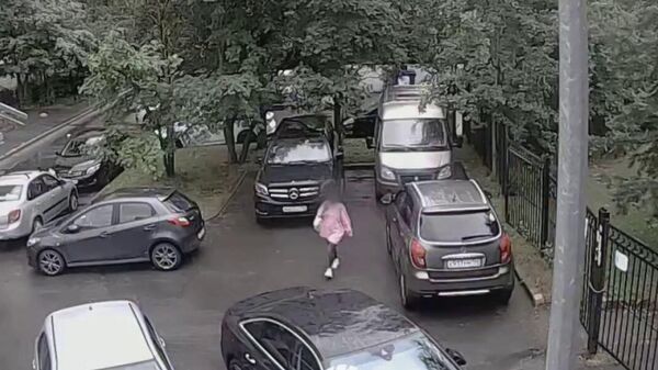 ФСБ задержала в Петербурге девушку в момент, когда она закладывала бомбу под машину сотрудника оборонного предприятия - Sputnik Армения