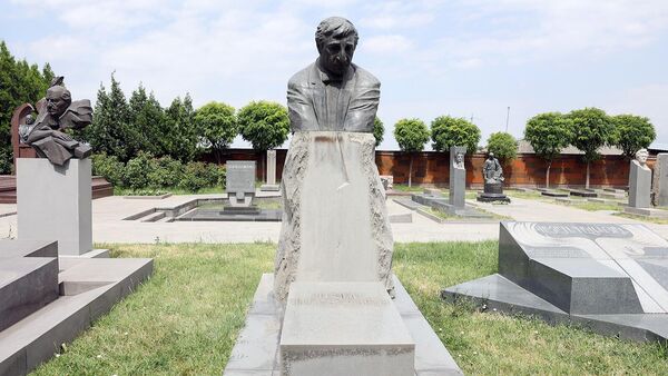 Մհեր Մկրտչյանի շիրմը պանթեոնում - Sputnik Արմենիա