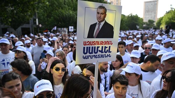Участники акции в защиту Самвела Карапетяна (4 июля 2025). Ереван - Sputnik Армения