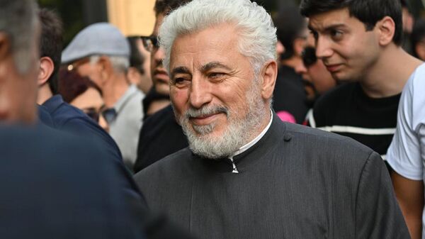 Предстоятель Российской и Ново-Нахичеванской епархии ААЦ, архиепископ Езрас Нерсисян на акции в защиту Самвела Карапетяна (4 июля 2025). Ереван - Sputnik Армения