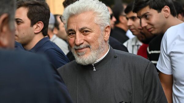 Ռուսաստանի և Նոր Նախիջևանի հայոց թեմի առաջնորդ, արքեպիսկոպոս Եզրաս Ներսիսյանը Սամվել Կարապետյանին նվիրված երթին - Sputnik Արմենիա