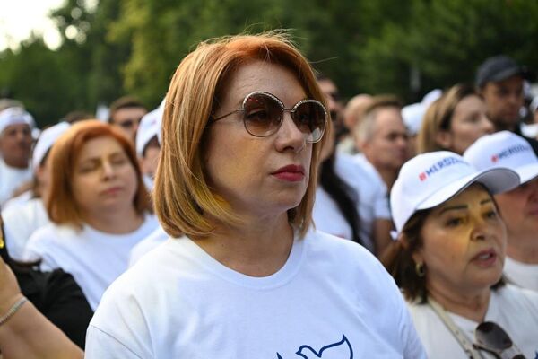 Жена Самвела Карапетяна, Этери, на акции в защиту Самвела Карапетяна (4 июля 2025). Ереван Жена Самвела Карапетяна, Этери, на акции в защиту Самвела Карапетяна (4 июля 2025). Ереван - Sputnik Армения