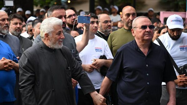 Предстоятель Российской и Ново-Нахичеванской епархии ААЦ, архиепископ Езрас Нерсисян и брат Самвела Карапетяна, Карен Карапетян, на акции в защиту Самвела Карапетяна (4 июля 2025). Ереван - Sputnik Армения