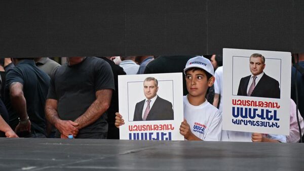 Мальчик держит плакат с надписью Свободу Самвелу Карапетяну на акции в защиту Самвела Карапетяна (4 июля 2025). Ереван - Sputnik Армения