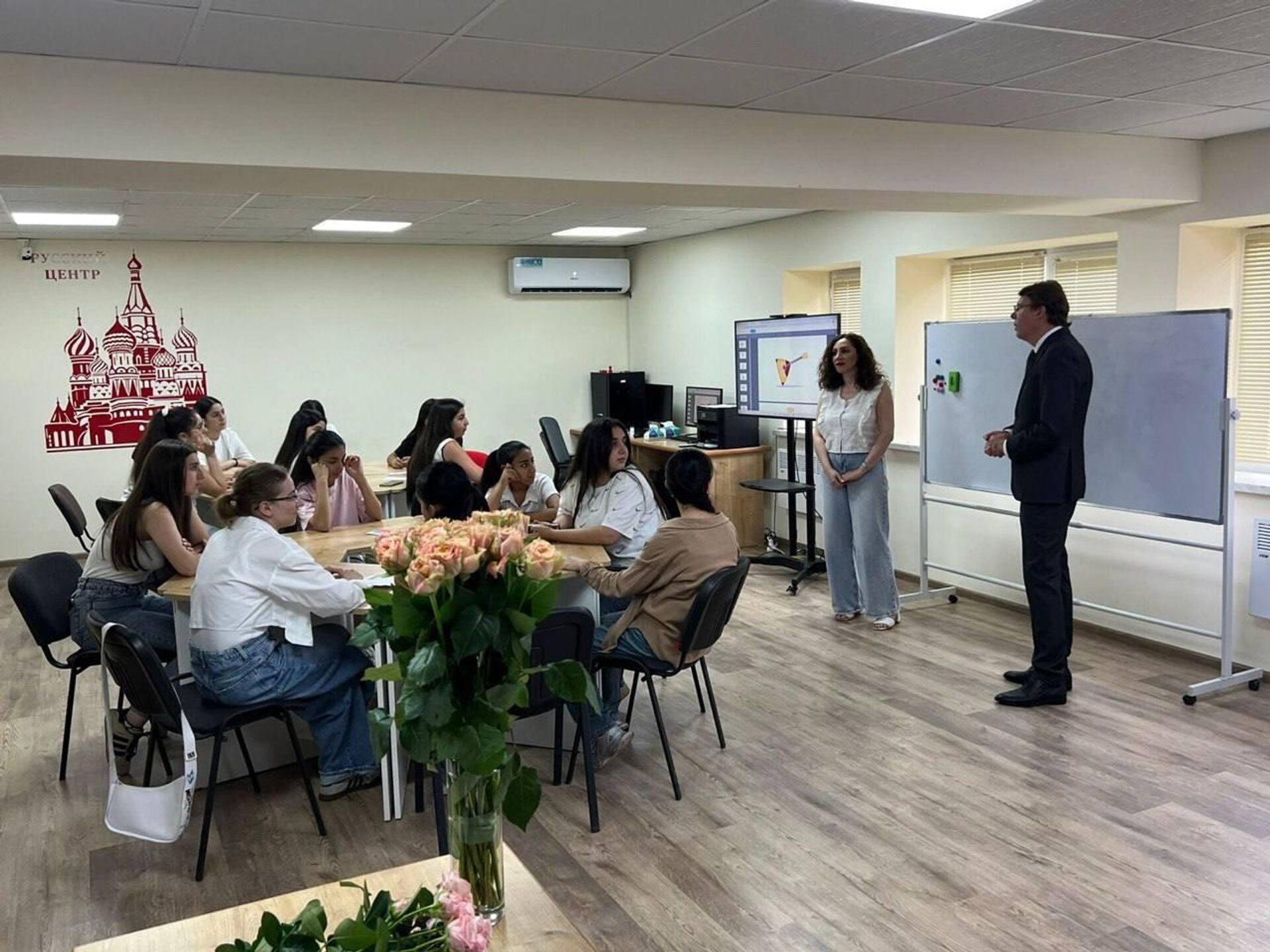 Дипломаты передовой группы МИД России по открытию Генконсульства в Капане посетили городской Русский центр, где поздравили старшеклассников с окончанием курсов углубленного изучения русского языка и культуры (6 июля 2025). Сюник - Sputnik Արմենիա, 1920, 06.07.2025