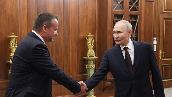 Президент РФ Владимир Путин и заместитель министра транспорта РФ Андрей Никитин во время встречи (7 июля 2025). Москвa - Sputnik Армения
