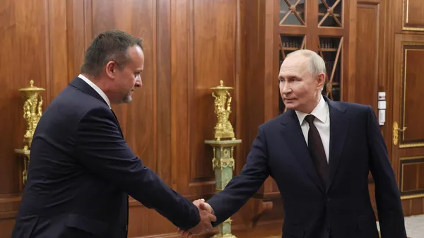 Президент РФ Владимир Путин и заместитель министра транспорта РФ Андрей Никитин во время встречи (7 июля 2025). Москвa - Sputnik Армения