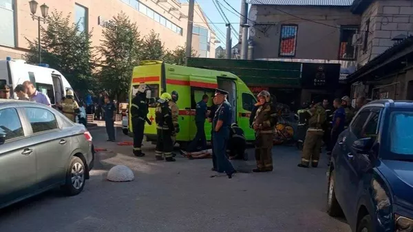 Полиция и скорая на месте взрыва в здании напротив ТЦ (7 июля 2025). Рязань - Sputnik Армения