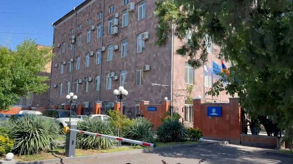 Իրավիճակն այս պահին ՀԷՑ–ի գլխամասային գրասենյակի մոտ - Sputnik Արմենիա