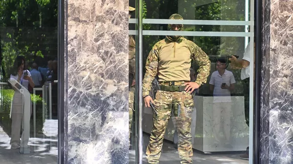 Сотрудники правоохранительных органов проводят обыски в головном офисе Электросетей Армении (8 июля 2025). Еревaн - Sputnik Армения