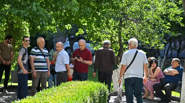 Сотрудники Электросетей Армении во дворе головного офиса во время обысков правоохранителей в компании (8 июля 2025). Еревaн - Sputnik Армения