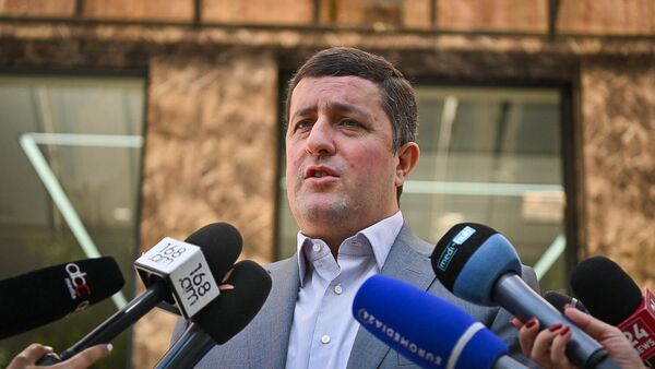 Временно исполняющий обязанности генерального директора ЗАО Электросети Армении Давид Казинян отвечает на вопросы журналистов у здания компании (8 июля 2025). Еревaн - Sputnik Армения