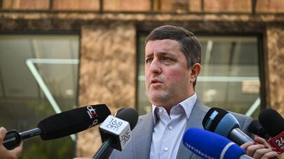 Временно исполняющий обязанности генерального директора ЗАО "Электросети Армении" Давид Казинян отвечает на вопросы журналистов у здания компании (8 июля 2025). Еревaн