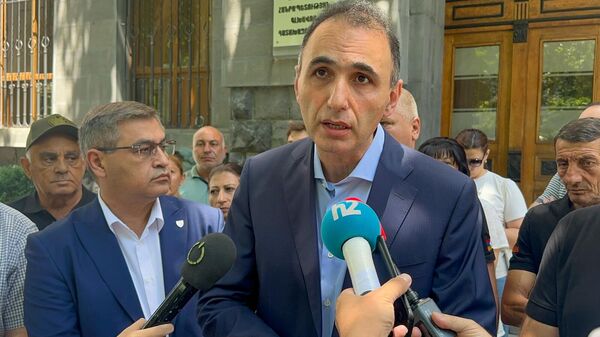 Аветик Чалабян во время акции объединения Айакве перед Генеральной прокуратурой РА (8 июля 2025). Еревaн - Sputnik Армения