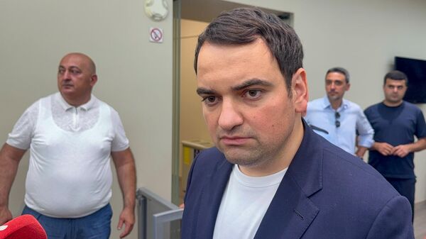 Нарек Карапетян отвечает на вопросы журналистов в здании ЗАО Электросети Армении (8 июля 2025). Еревaн - Sputnik Армения