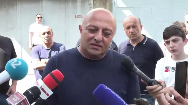 Депутат Артур Саркисян общается с прессой у следственного изолятора (8 июля 2025). Еревaн - Sputnik Армения