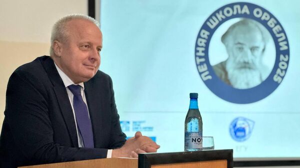Посол России Сергей Копыркин встретился со студентами-участниками первой Летней востоковедческой школы Орбели – 2025, совместно организованной в Ванадзоре (9 июля 2025). Лори - Sputnik Армения