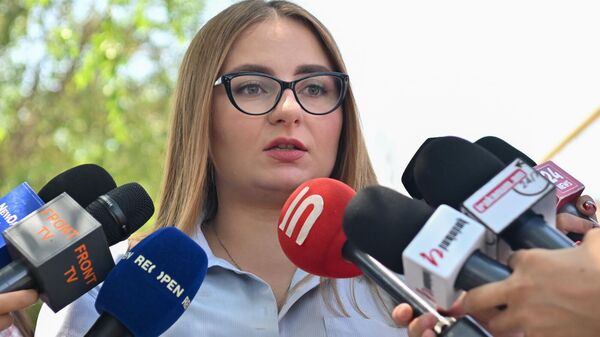 Депутат Кристине Варданян общается с прессой у здания суда общей юрисдикции административных районов Аван и Нор Норк (18 июня 2025). Еревaн - Sputnik Армения