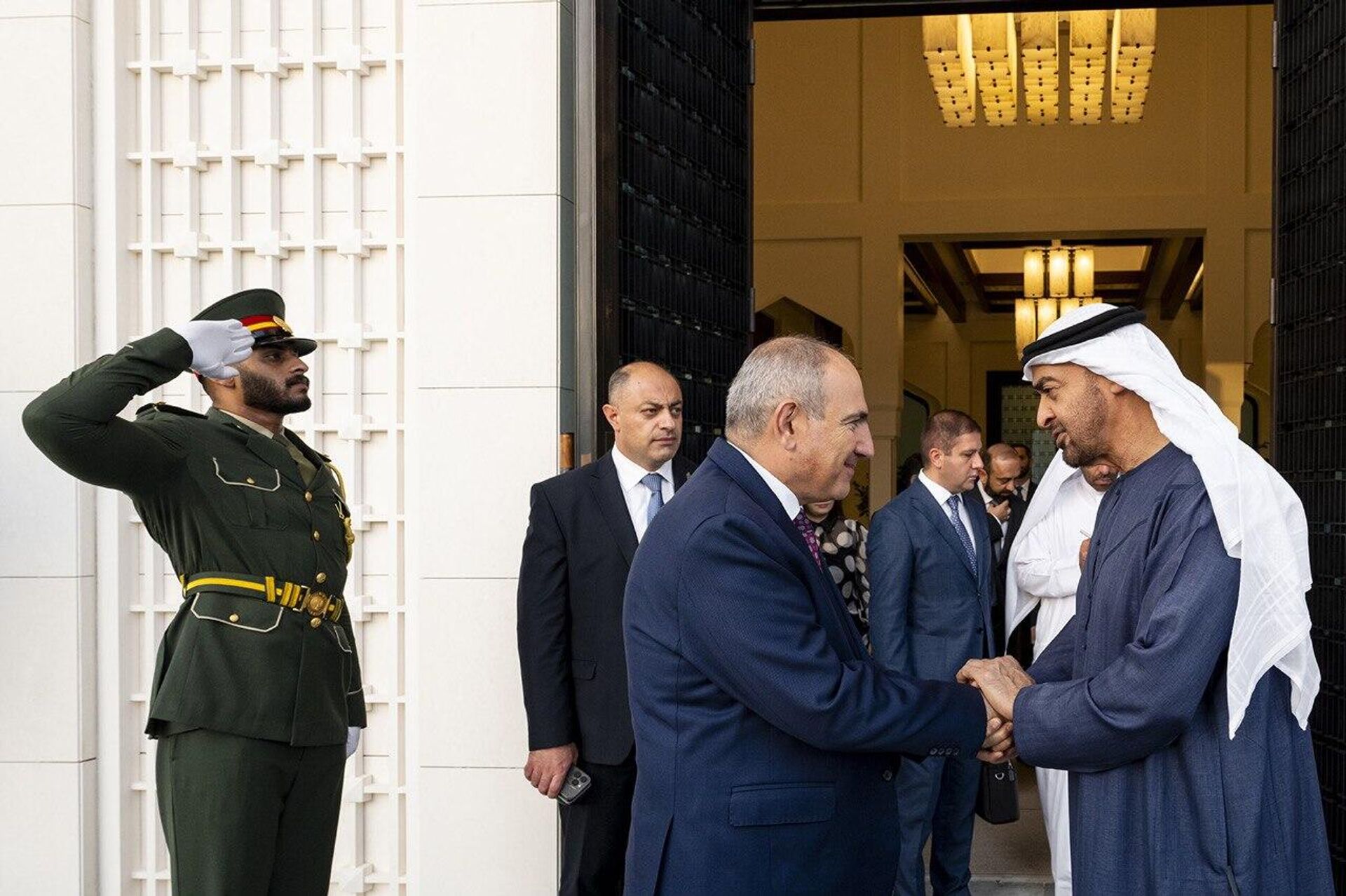 Премьер-министр Никол Пашинян на встрече с президентом ОАЭ шейхом Мухаммедом бен Заидом Аль Нахайяном (9 июля 2025). Абу-Даби - Sputnik Армения, 1920, 10.07.2025