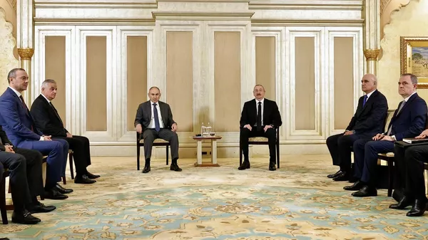 Премьер-министр Никол Пашинян на встрече с президентом Азербайджана Ильхамом Алиевым (10 июля 2025). Абу-Даби - Sputnik Армения