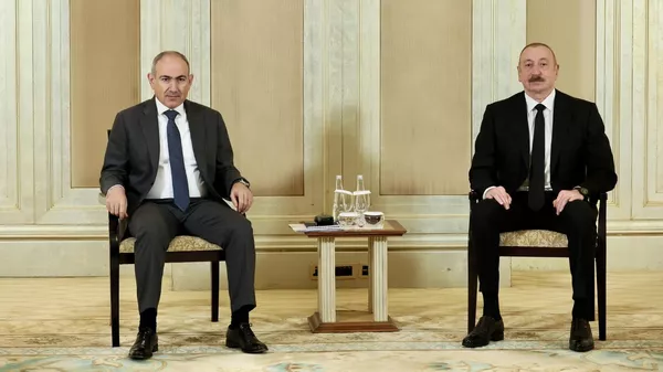 Премьер-министр Никол Пашинян на встрече с президентом Азербайджана Ильхамом Алиевым (10 июля 2025). Абу-Даби - Sputnik Армения