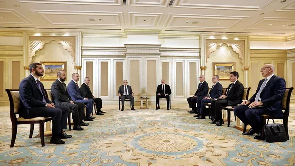 Премьер-министр Никол Пашинян на встрече с президентом Азербайджана Ильхамом Алиевым (10 июля 2025). Абу-Даби - Sputnik Армения