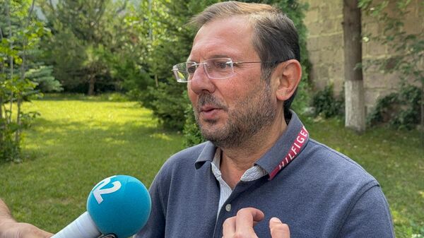 Гегам Манукян общается с прессой у здания СК (10 июля 2025). Еревaн - Sputnik Армения