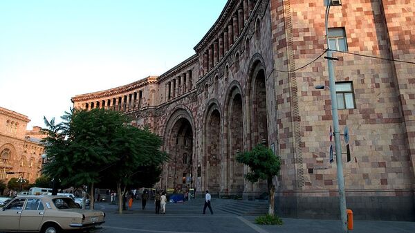 Здание Министерства транспорта и коммуникаций на площади Республики - Sputnik Արմենիա