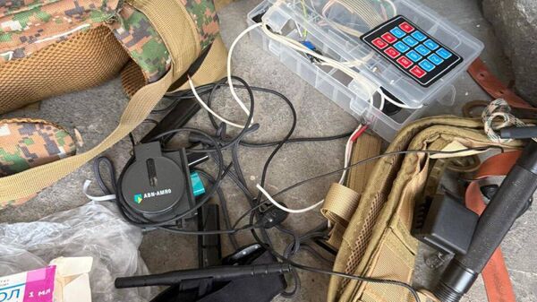 Следственным управлением СК были обнаружены электродетонатор (детонатор), предназначенный для дистанционного приведения в действие, его составные части, боевая граната, детонатор боевой гранаты (запал), порох, средства радиосвязи, а также другие предметы и объекты (10 июля 2025). Еревaн - Sputnik Армения