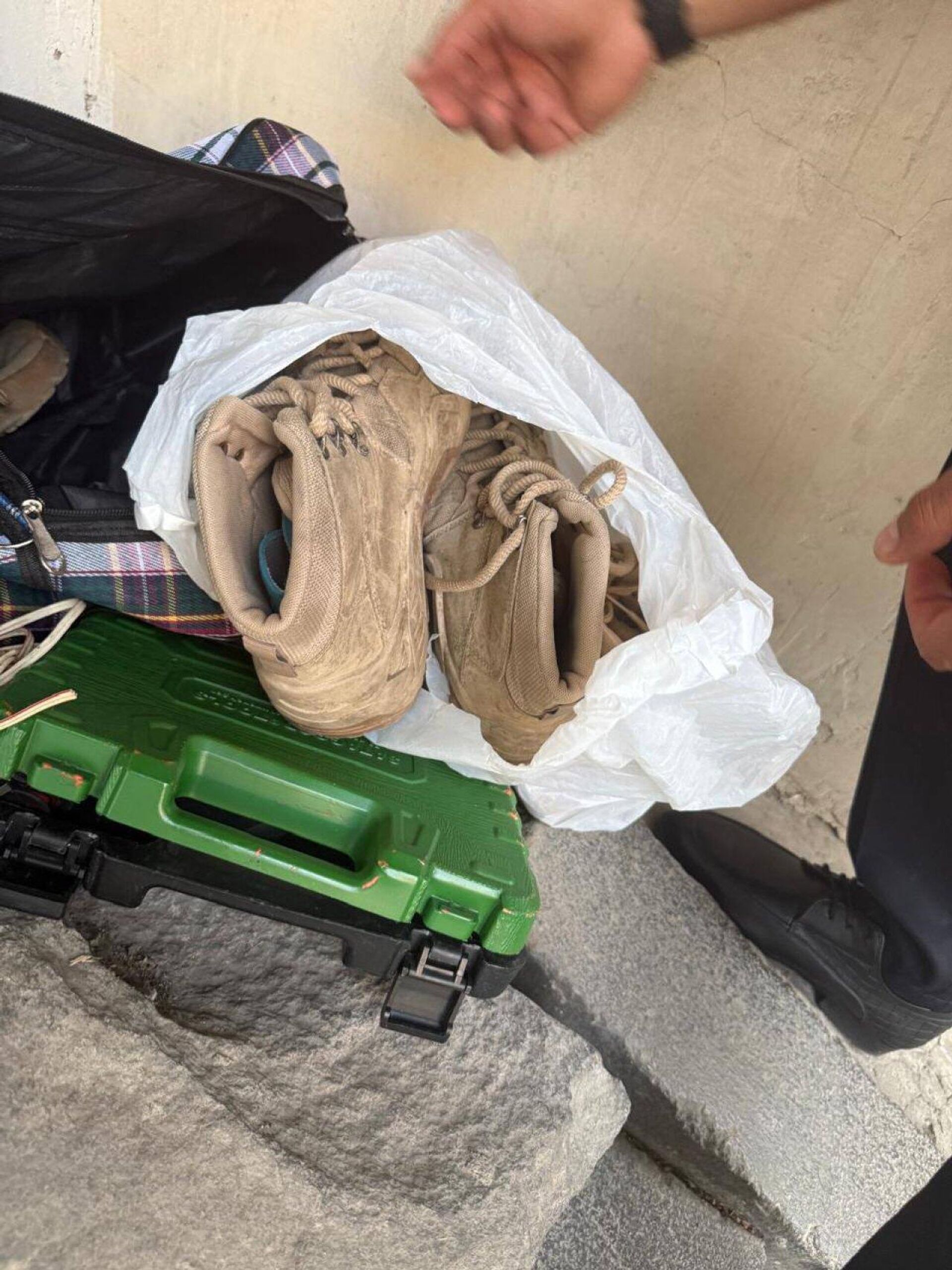 Следственным управлением СК были обнаружены электродетонатор (детонатор), предназначенный для дистанционного приведения в действие, его составные части, боевая граната, детонатор боевой гранаты (запал), порох, средства радиосвязи, а также другие предметы и объекты (10 июля 2025). Еревaн - Sputnik Արմենիա, 1920, 10.07.2025