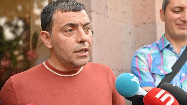 Адвокат Сергей Арутюнян общается с прессой у здания СК (10 июля 2025). Еревaн - Sputnik Армения