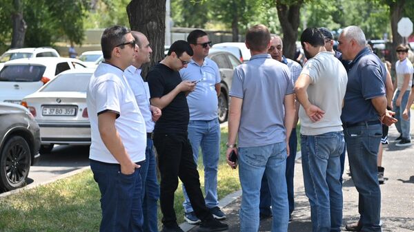 Քննչական վարչության շենքի մոտ - Sputnik Արմենիա