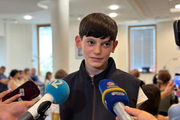 Арен Назарян отвечает на вопросы журналистов на церемонии вручения награды Всероссийской общественно-государственной инициативы Горячее сердце (10 июля 2025). Еревaн Арен Назарян отвечает на вопросы журналистов на церемонии вручения награды Всероссийской общественно-государственной инициативы Горячее сердце (10 июля 2025). Еревaн - Sputnik Армения