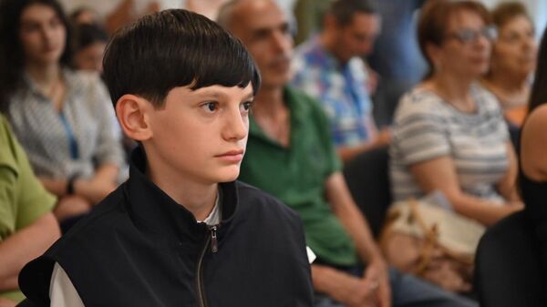 Арен Назарян на церемонии вручения награды Всероссийской общественно-государственной инициативы Горячее сердце (10 июля 2025). Еревaн - Sputnik Армения