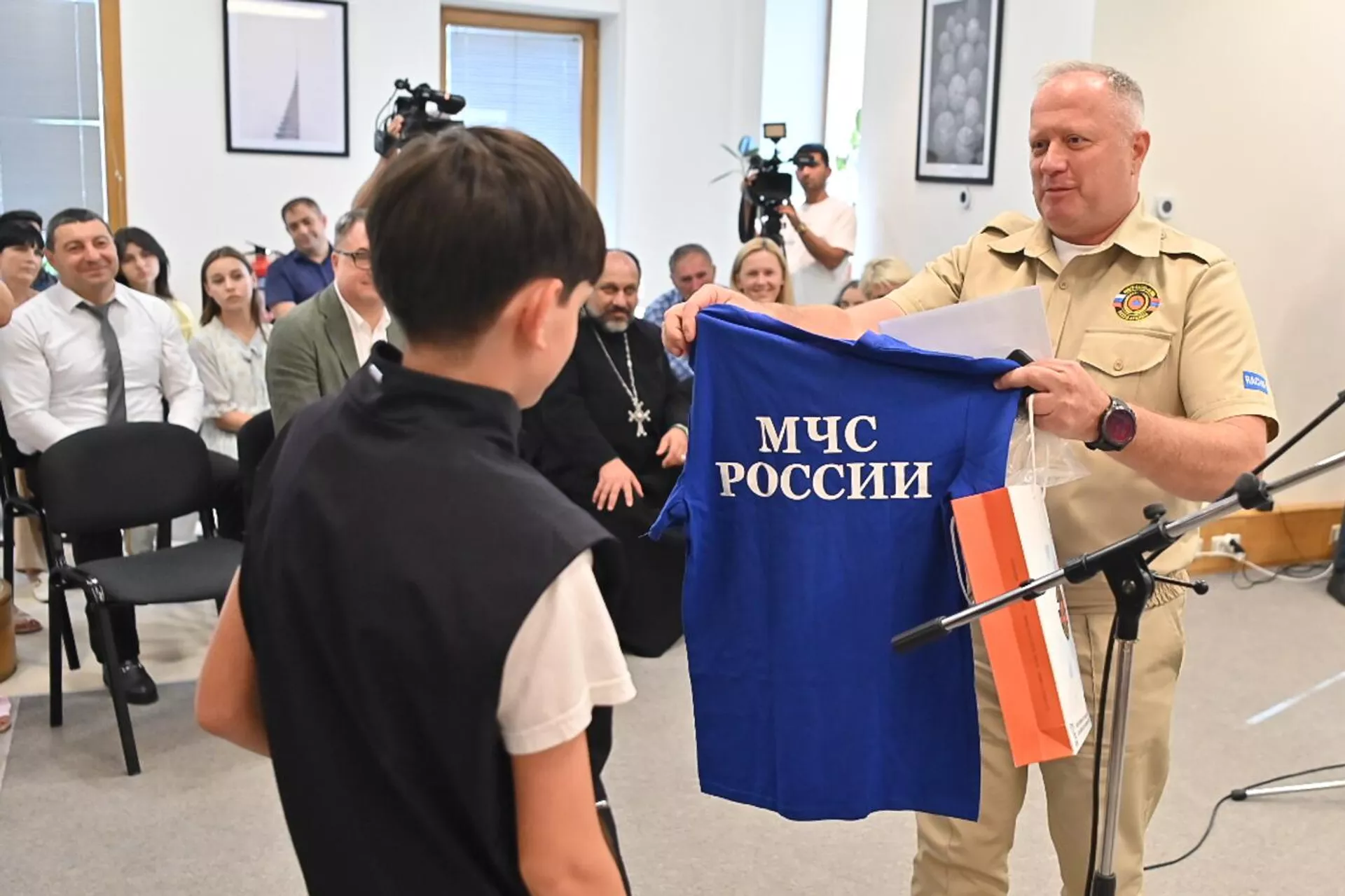 Алексей Бутырский вручает подарки Арену Назаряну на церемонии вручения награды Всероссийской общественно-государственной инициативы Горячее сердце (10 июля 2025). Еревaн - Sputnik Արմենիա, 1920, 10.07.2025