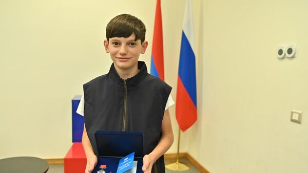 Арен Назарян на церемонии вручения награды Всероссийской общественно-государственной инициативы Горячее сердце (10 июля 2025). Еревaн - Sputnik Армения