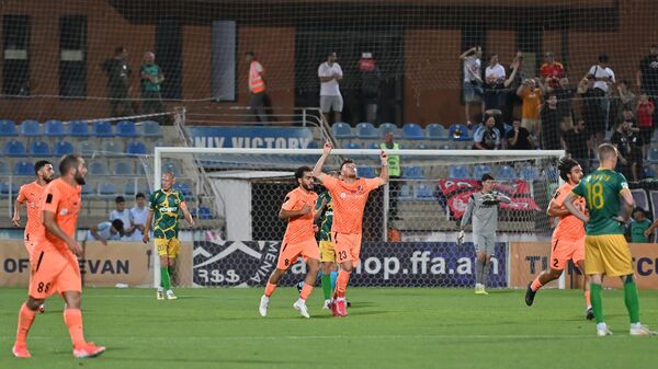 Футболисты ФК Урарту празднуют гол в ворота ФК Неман во время первого матча первого квалификационного раунда Лиги Конференций УЕФА (10 июля 2025). Еревaн - Sputnik Армения