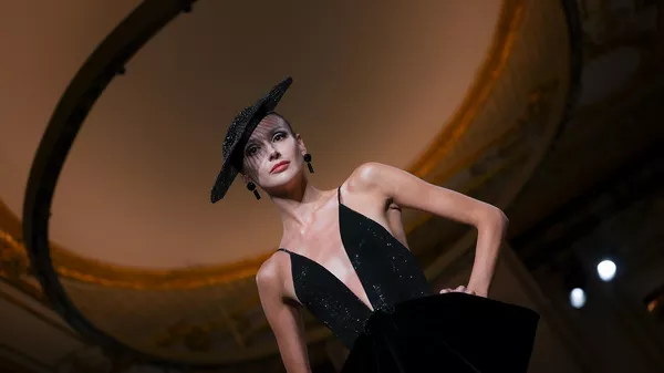 Модель в платье из коллекции высокой моды Giorgio Armani Prive Осень-зима 2025/26 - Sputnik Армения